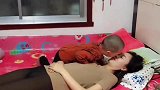 生了个孝顺儿子，真体贴，太让人羡慕了！