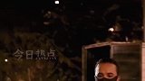 外国友人凌晨前往天安门看升旗仪式，满脸专注