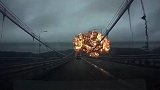 韩国港口油轮突然爆炸起火 桥上汽车狂逃如大片