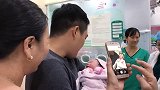 爸爸和新生儿宝宝的第一次见面，笑得傻里傻气的，发自内心的幸福