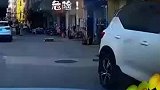 司机行驶中发现路上一纸箱，停下查看后吓出冷汗
