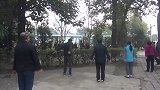 1天300次！大爷大妈甩臂呐喊健身，比广场舞扰民，哗众取宠？