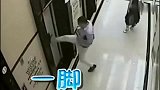 连电梯门都敢这样糟蹋，自己造的孽只能你自己受了