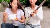 小姐姐你吃个甘蔗不仅伤到自己，连闺蜜都遭殃了！