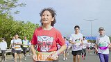 65岁老奶奶，深圳马拉松跑了5小时42分！