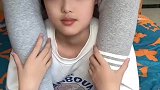 女儿展示自己超强柔韧度