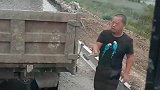 大哥昨晚喝多了，车里面的水泥都凝固了，这下完蛋了