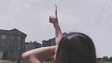 无意间看到这一幕，小姐姐用一根手指捉到了蜻蜓，厉害了