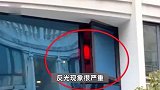 父母相继去世！沪一居民把家布置成“风水阵”，邻居：每天一出门被吓死