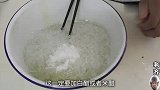 今天老齐做了个凉拌海蜇丝，但是这东西真的是海蜇丝吗