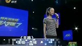 女儿与父亲一起卖花还债，演唱《天路》老实巴交父亲登台打动全场