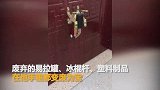 易拉罐秒变“妖娆舞者” 90后小伙玩转易拉罐走红_超清