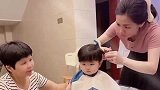自从有了女儿后，老娘我就无所不能，自己在家就可以给她剪头发！