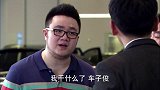 富豪来买车要抹去8万零头，不料穷小伙当场怒怼：对面有卖幻影的