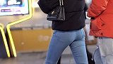 街拍美女三里屯长腿牛仔裤气质美女穿搭