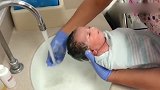 新生儿的第一次洗澡，一脸享受样子感觉真的好萌哦