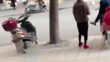 婆婆吃到酸话梅偷喂老伴，蹦蹦跳跳转圈疯狂眯眼
