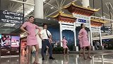 无价之姐不愧是洗脑神曲，机场的小姐姐也喜欢跳这舞，简直太火了！