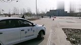 科目二练习，教练朋友式聊天教学，气氛其乐融融