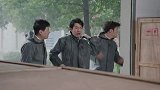 新买的机械设备泡在水里无人管，小伙看到心痛的要命