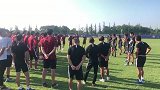 迎首胜后谢峰训话全队神情轻松 两小将因伤缺席合练