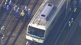 日本神奈川县发生交通事故：一列车与轿车相撞