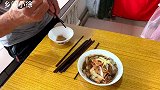 98岁妈妈轮到二儿子家住，看72岁儿子怎么对待妈妈的