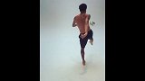 足球-17年-桑巴风情风骚花式！踢墙传球显出内马尔无敌球感！-新闻