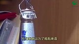 两人一坐还挺般配，像极了爱情