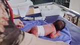 刚出生的小宝宝太厉害了，不仅能走还能爬，潜力无穷啊！