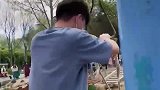 小伙子玩网红吊桥的搞笑操作！