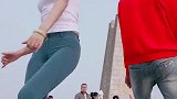 美女帅哥广场跳舞，真是让人羡慕的一对小情侣