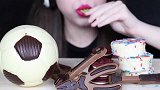美女试吃熊猫小饼干、工具巧克力、红丝奶酪绒奥利奥等