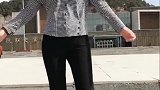 格子修身衬衣搭配黑色喇叭裤，大姐精致的装扮，真好看