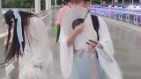 街上看到这一幕，小哥哥和小姐姐身上的汉服，咱也不敢问，不敢说