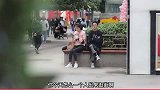 小伙用蓝牙耳机打电话，现在的小姐姐这么好撩吗