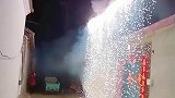 电线上面放烟花，真是艺高人胆大