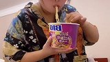 半夜饿醒了，泡面也格外的香