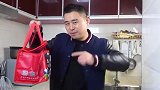 超小厨220元买3块战斧牛排，30个煎饺配牛排，上手啃过瘾！