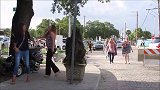 假扮成草人在路边吓人，漫不经心的路人非常无奈