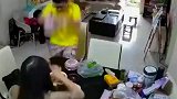夫妻吵架时，女子淡定拿出手机，随后打开录制拍丈夫发火视频！