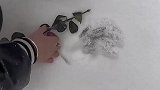 用银行卡做冬天里的第一朵雪玫瑰，网友：真怕银行卡冻结