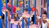 新人结婚路过幼儿园，小朋友隔着围栏要喜糖