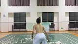 小伙找朋友陪练羽毛球