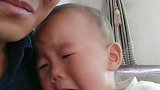 父母是孩子最好的老师，看着镜子里爸爸的表情，宝宝神同步太可爱了！