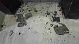 7楼坠下水泥板险砸伤路人 小伙冒险拆除隐患