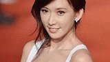 林志玲挑战“肚兜挂挂裙”，全身没有赘肉，网友：她老公作何感受