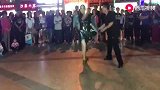 最新广场舞视频大全-20190223-一男一女晚上搭档街头跳双人广场舞，数百人围观掌声不断！
