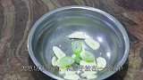 小炒白玉菇是焯水还是过油？大厨教你正确做法，鲜香嫩滑解油腻