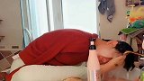 坚强的无臂女孩，都怀孕7个多月了，还要自己洗头，真不容易！